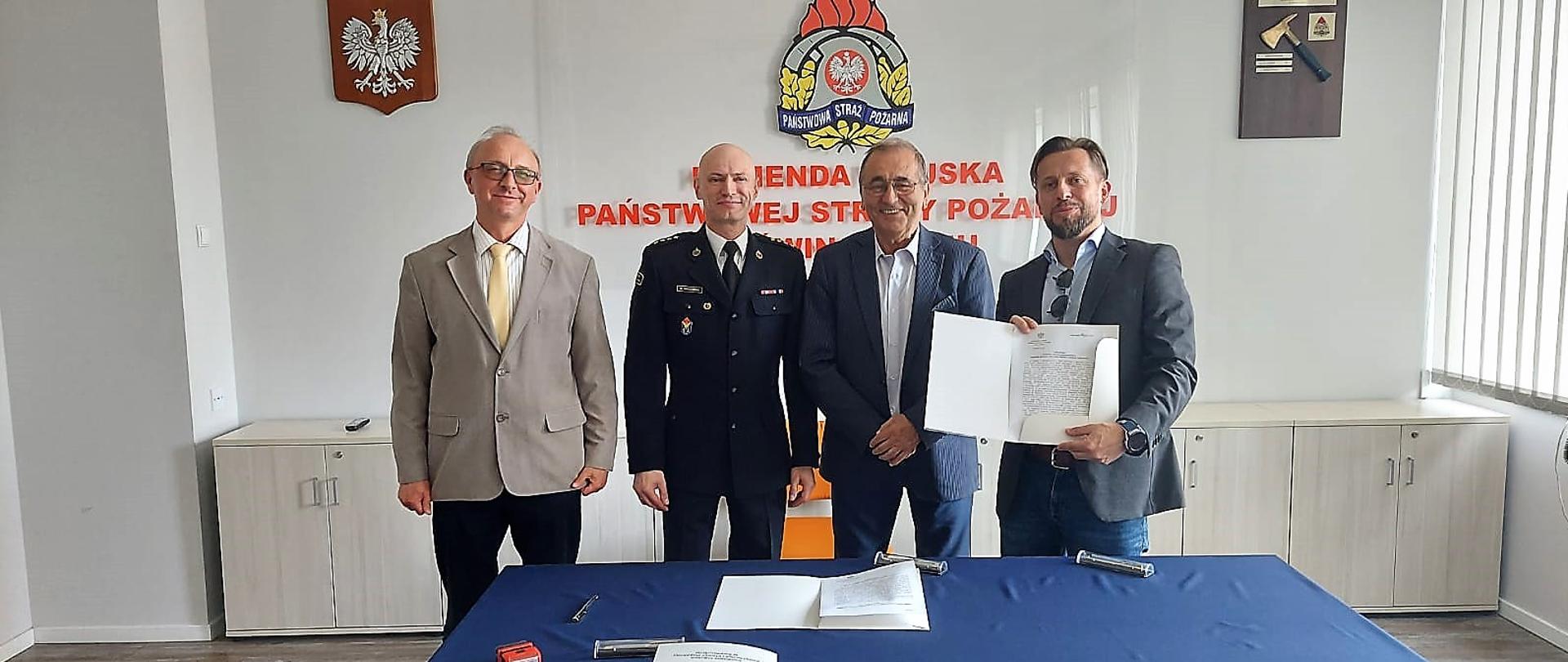 Zdjęcie przedstawia wszystkich zebranych. Tj. od prawej :
Piotr Flisiak – Dyrektor Kontraktu,
Janusz Żmurkiewicz - Prezydenta Miasta Świnoujście,
st. kpt. Marek Wieczorek - Komendant Miejski PSP w Świnoujściu,
Paweł Szynkaruk – Dyrektor Zarządu Dróg Miejskich.
