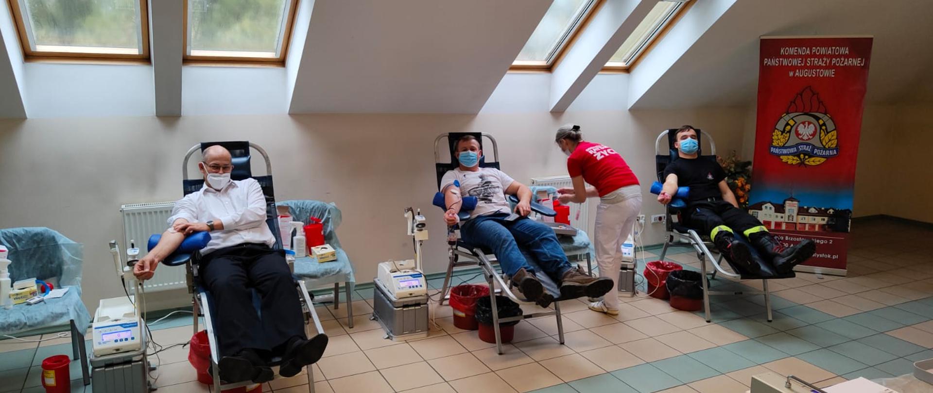 Na zdjęciu widoczni strażacy podczas oddawania krwi