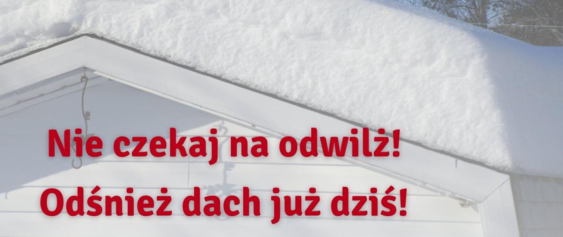 Na pierwszym planie zaśnieżony dach z informacją w kolorze czerwonym "Nie czekaj na odwilż ! Odśnież dach już dziś !