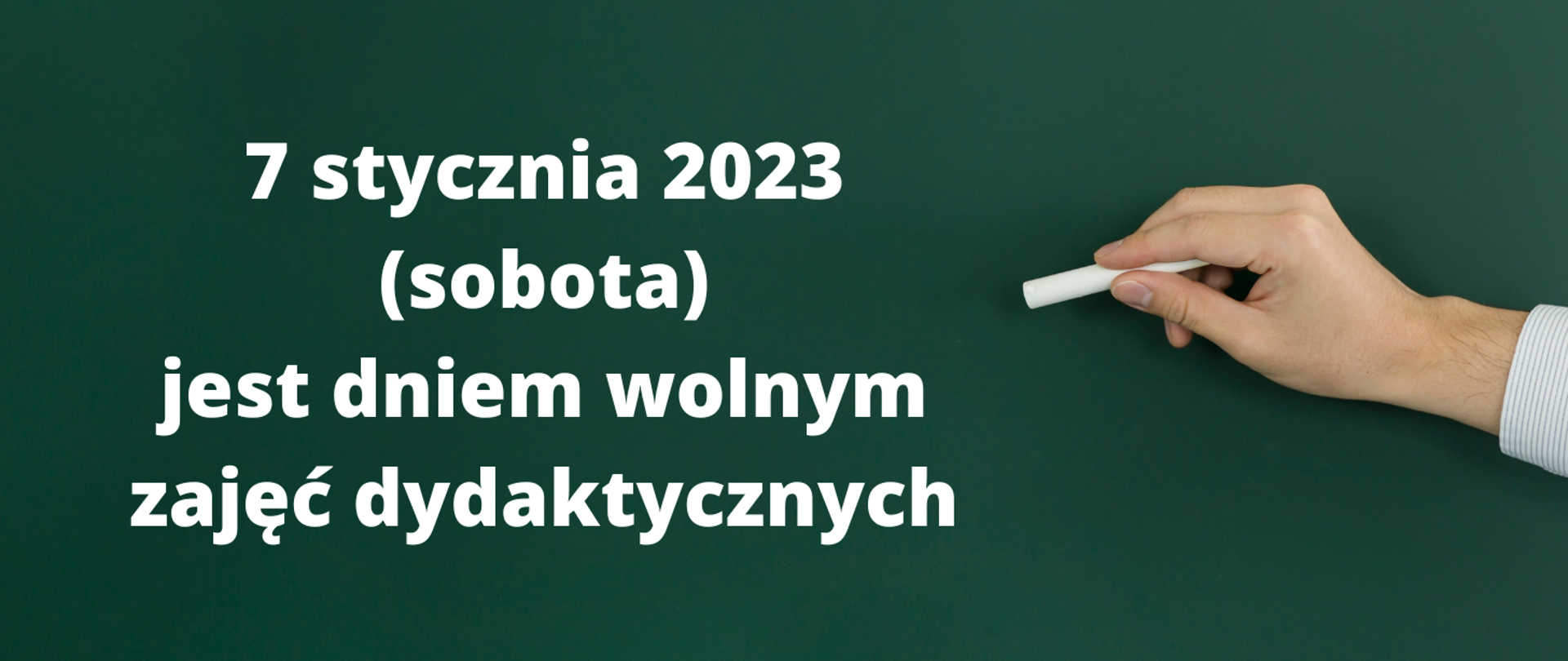 Grafika przedstawiająca zieloną planszę. Z prawej strony męską dłoń trzymająca kredę. Z lewej strony biały tekst "7 stycznia (sobota) jest dniem wolnym od zajęć dydaktycznych" 