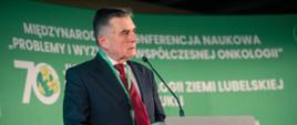70-lecie Centrum Onkologii Ziemi Lubelskiej. Wojewoda lubelski przemawia na uroczystości.