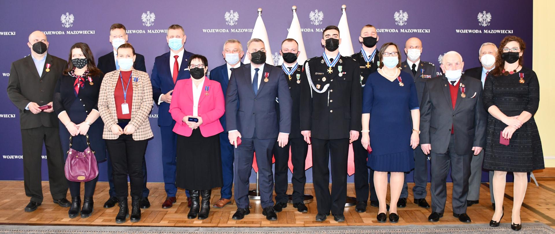 Na zdjęciach widać kobiety i mężczyzn