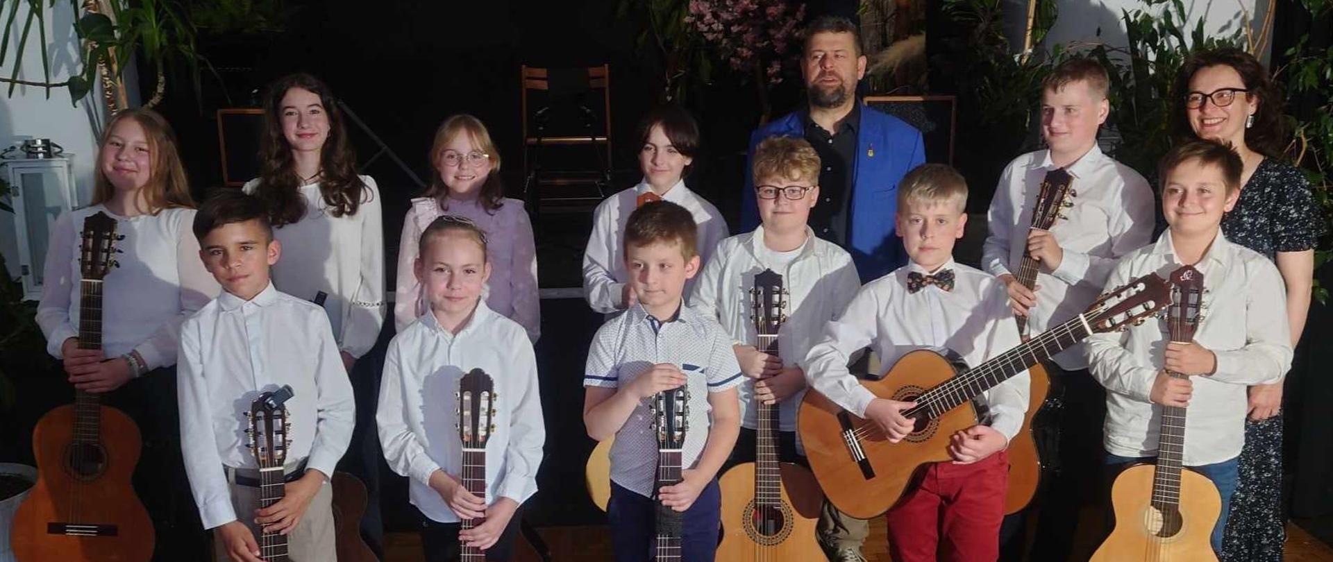 Galeria 16 zdjęć z koncertu uczniów klasy gitary p. A. Kozakowskiej i W. Kozakowskiego pt. "Dla Taty i Mamy na gitarach gramy", który odbył się 05 czerwca 2024 r. w restauracji Pan Kawka w Kłodzkim Ośrodku Kultury.