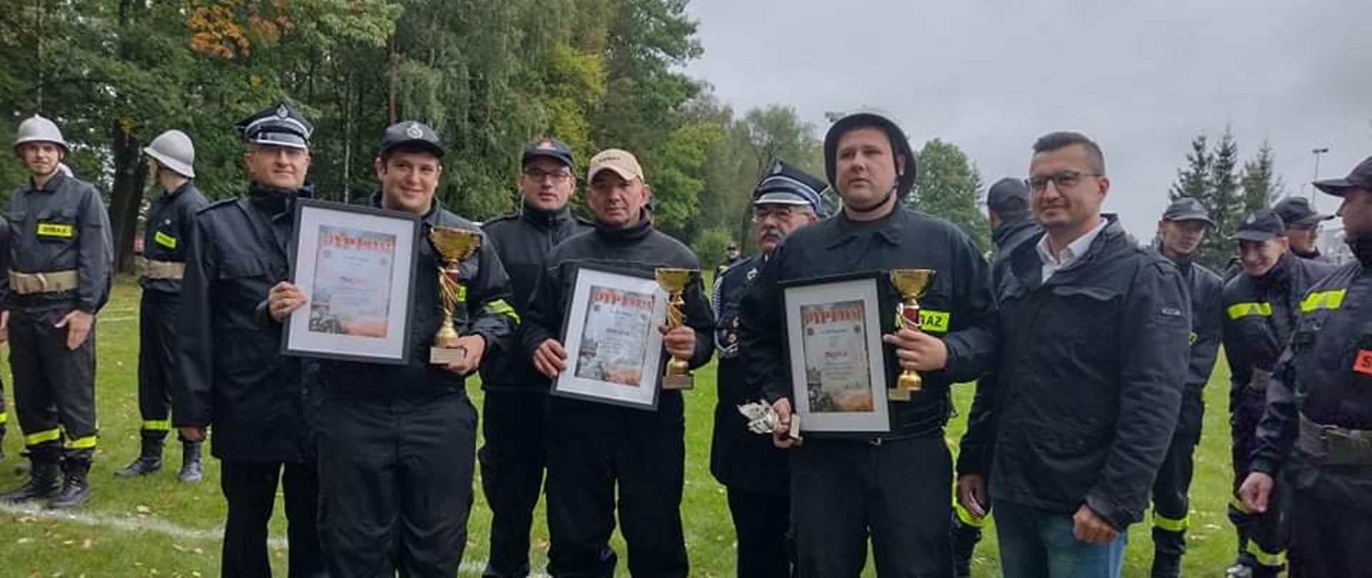 dowódcy trzech czołowych drużyn na zdjęciu pamiątkowym