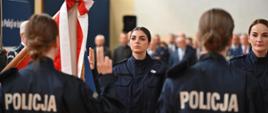 Akt ślubowania nowo przyjętych do służby funkcjonariuszek i funkcjonariuszy policji 