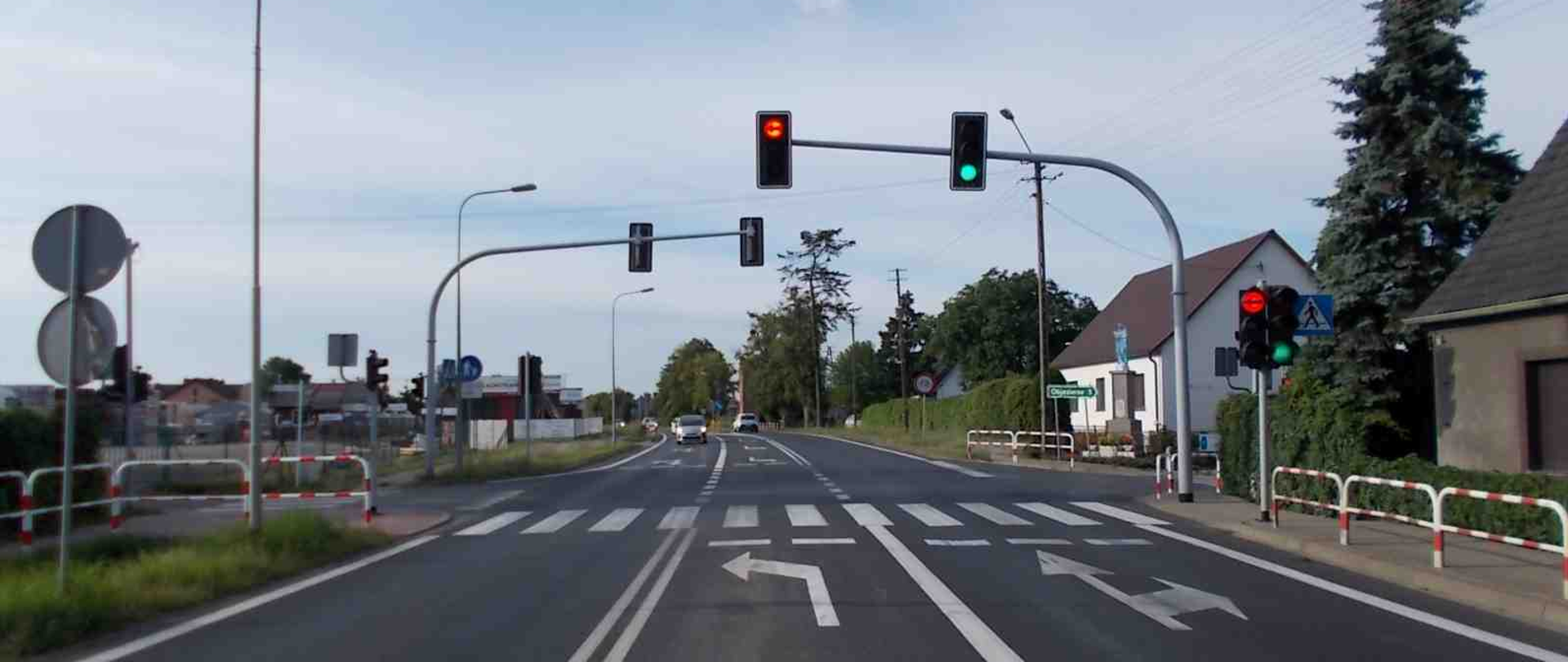 Skrzyżowanie dróg z sygnalizacją i przejściem dla pieszych