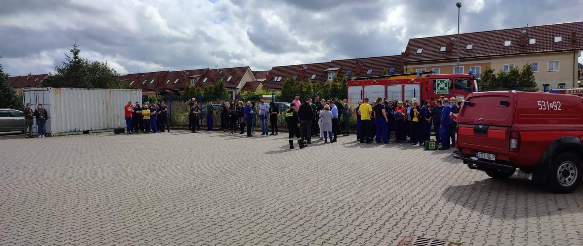 miejsce ewakuacji, widać ewakuowanych oraz strażaków