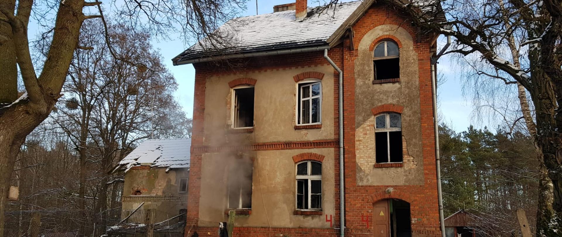 Na zdjęciu widać budynek, w którym powstał pożar 