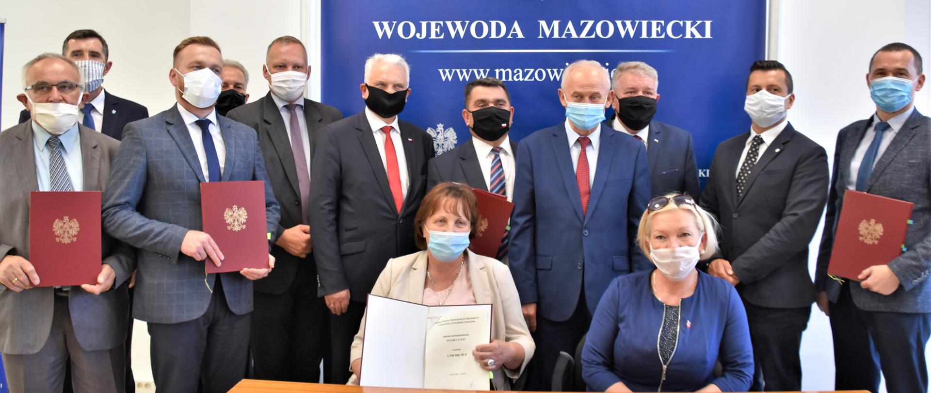 Wspólne zdjęcie po uroczystym podpisaniu umów na realizację zadań w ramach funduszy rządowych.