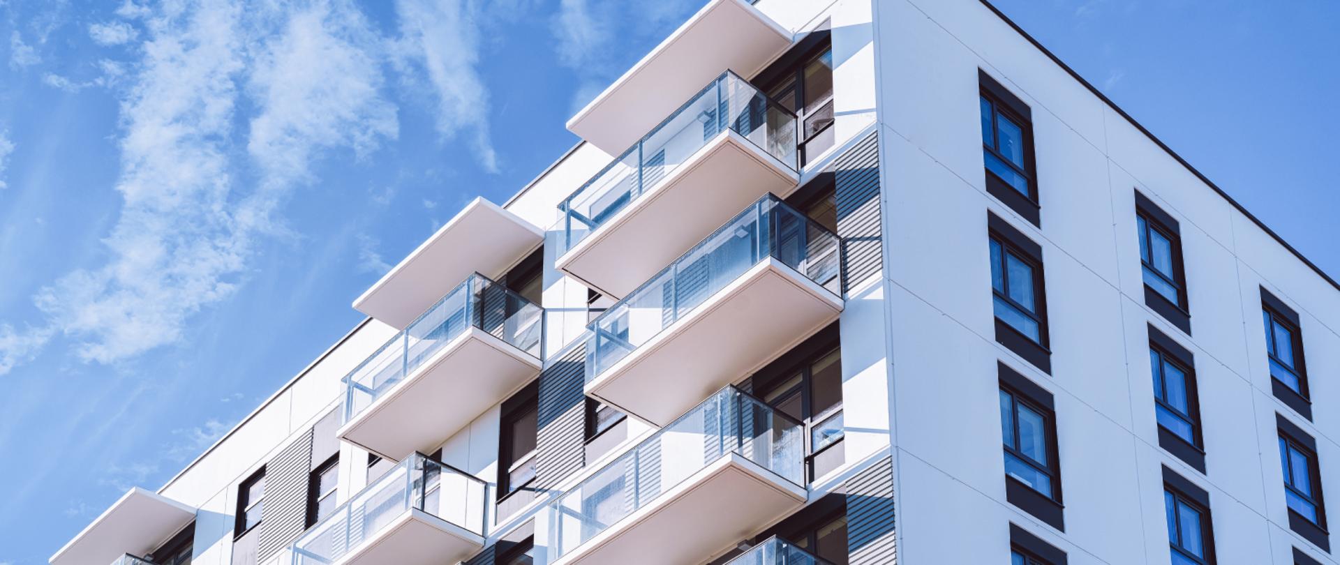 Nowy budynek wielorodzinny z balkonami