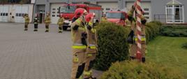 Strażacy z JRG Szubin w trakcie podnoszenia flagi państwowej