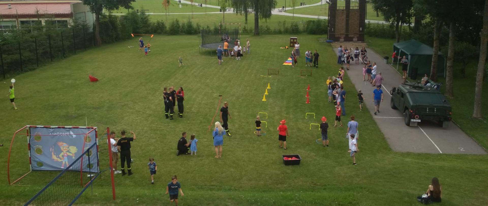 Na zdjęciu widać dzieci bawiące się na boisku JRG nr 1