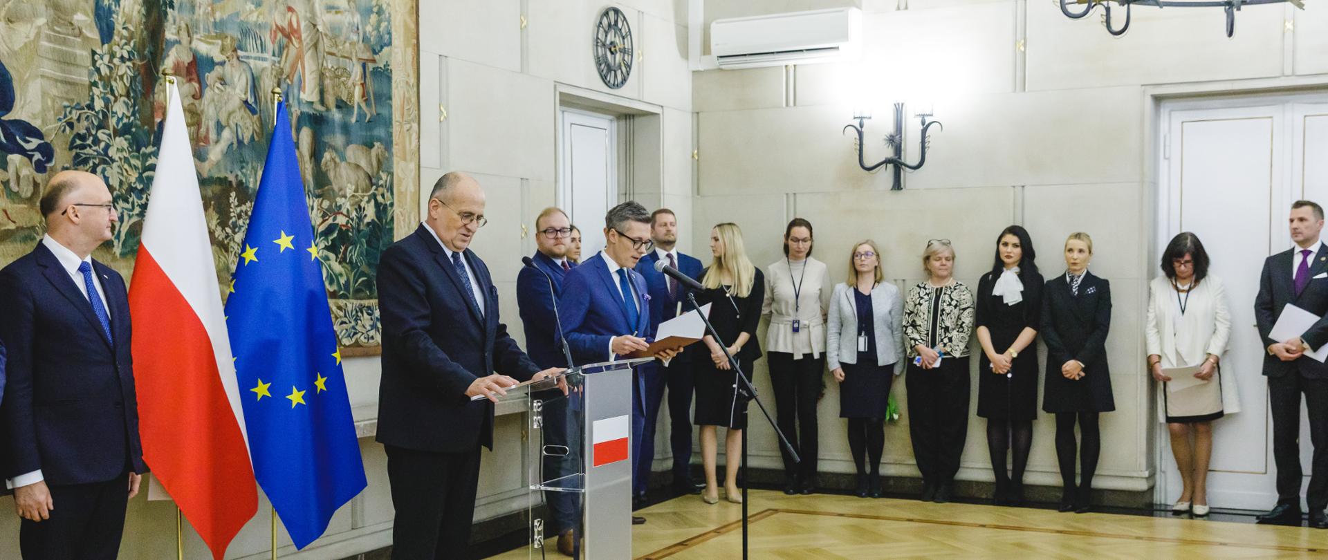 Distinctions for members of foreign service