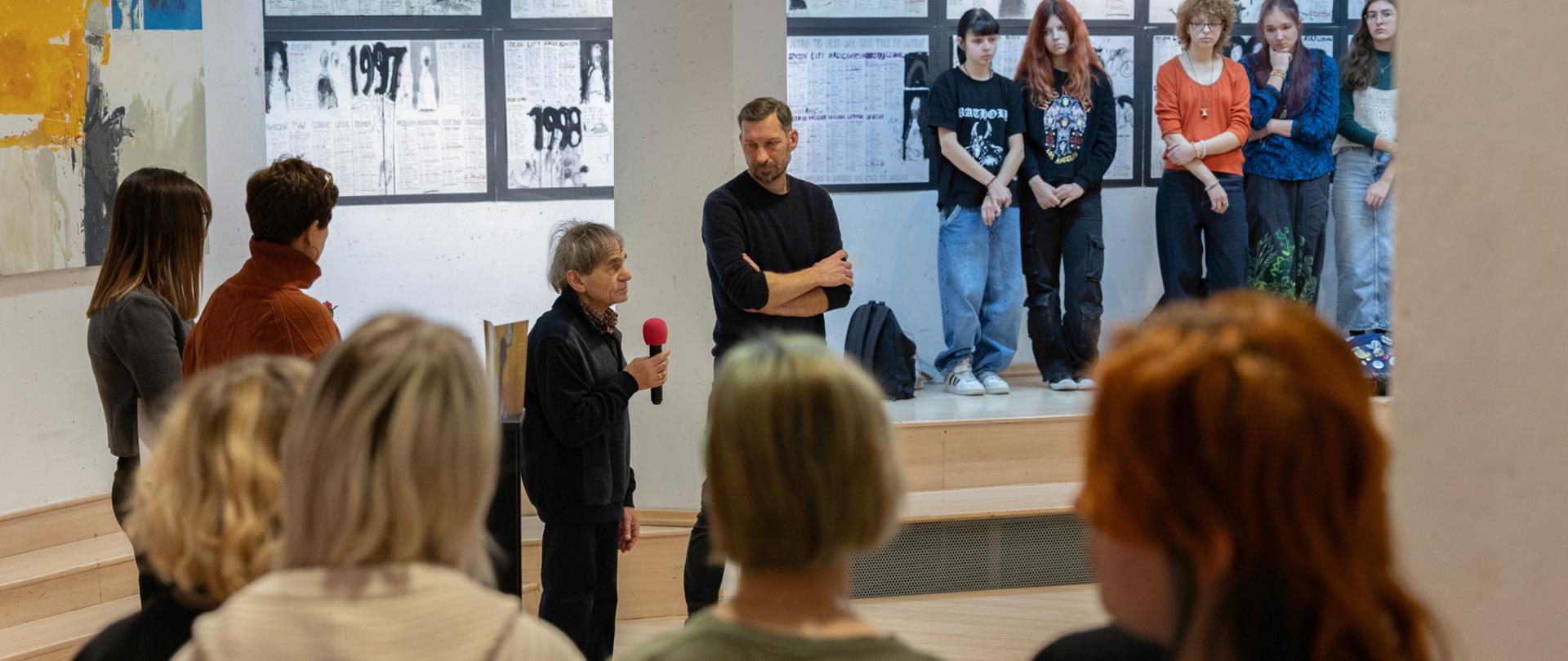 Widok sali wystawowej i uczestników.