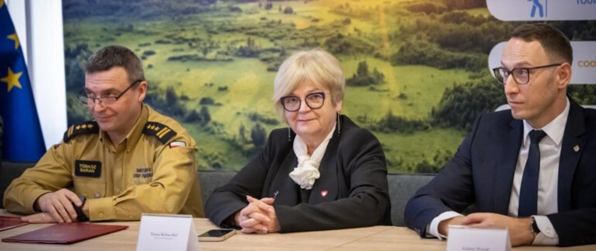 Wojewoda podkarpacki Teresa Kubas-Hul podczas podpisania umowy w Komendzie Wojewódzkiej PSP w Rzeszowie