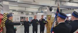 Uroczysta zbiórka z okazji ślubowania nowo przyjętych funkcjonariuszy oraz przejścia na zaopatrzenie dwóch strażaków
