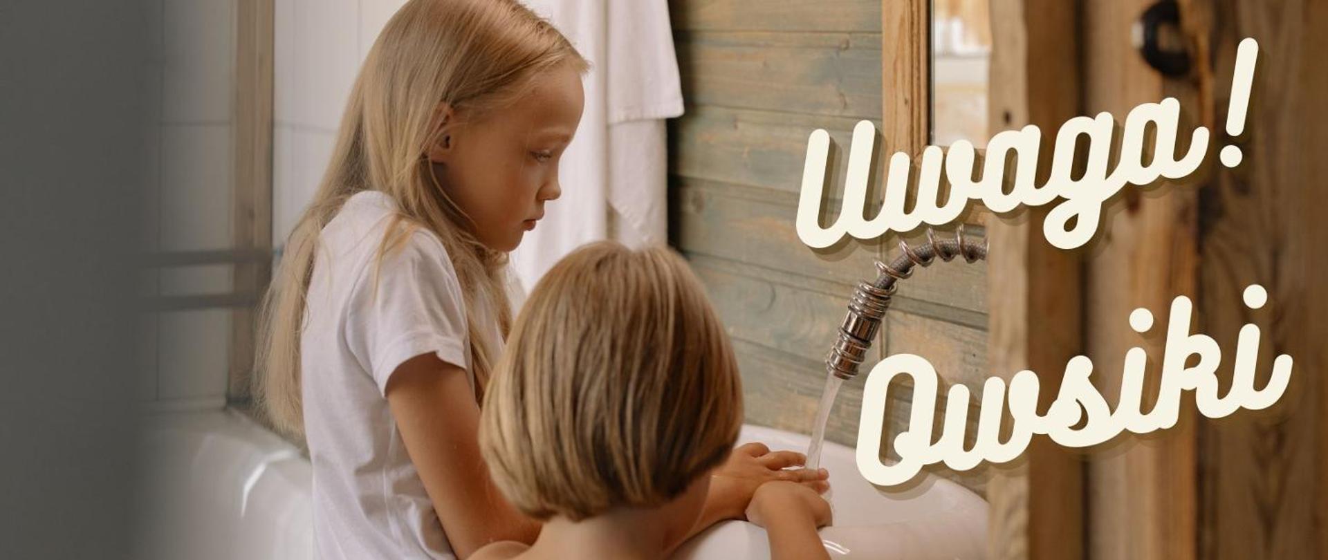 Dwójka dzieci myje ręce. Z prawej strony kran ze strumieniem wody. Napis Uwaga Owsiki!
