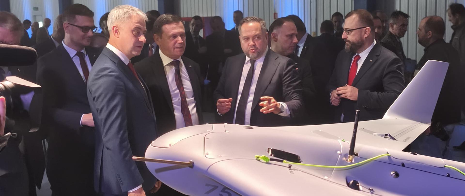 Grupa osób ogląda System Bezzałogowych Statków Powietrznych „Wizjer” 