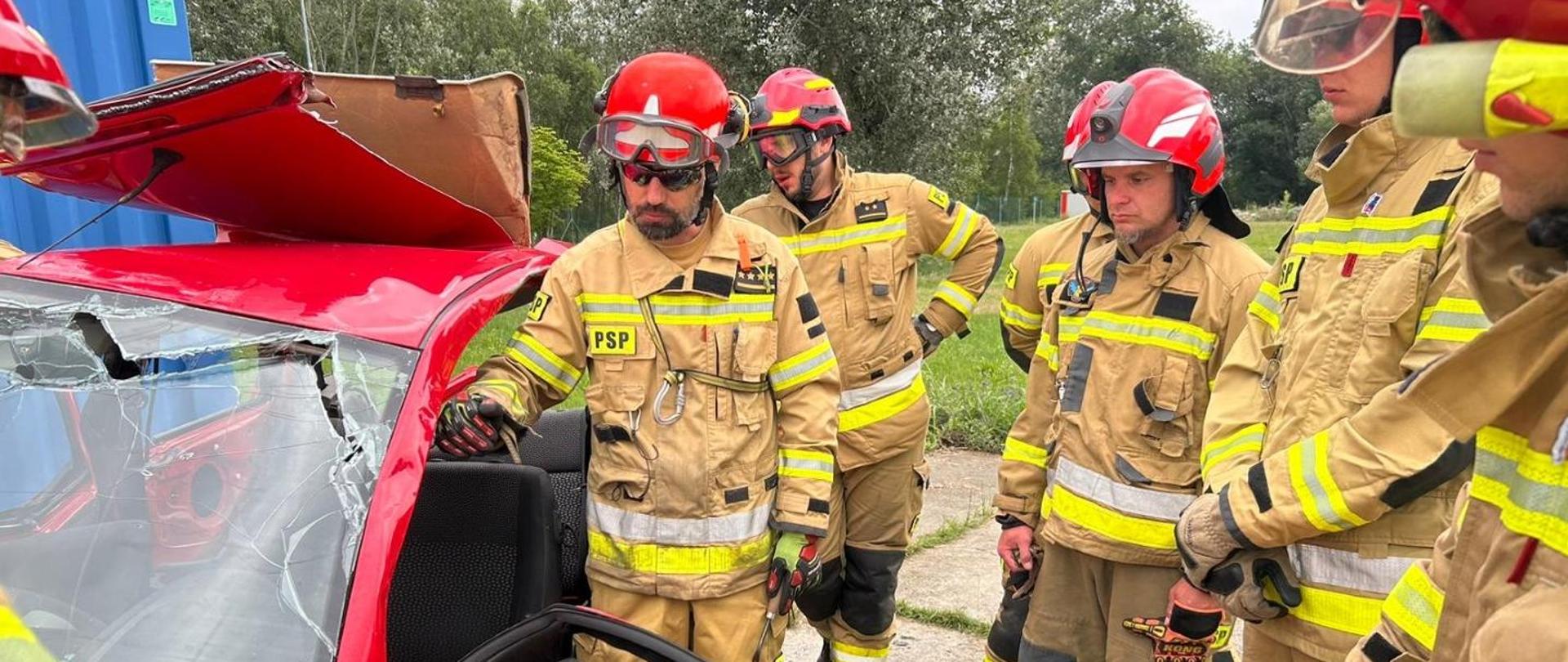 Na zdjęciu strażacy na stanowisku ratowniczym.