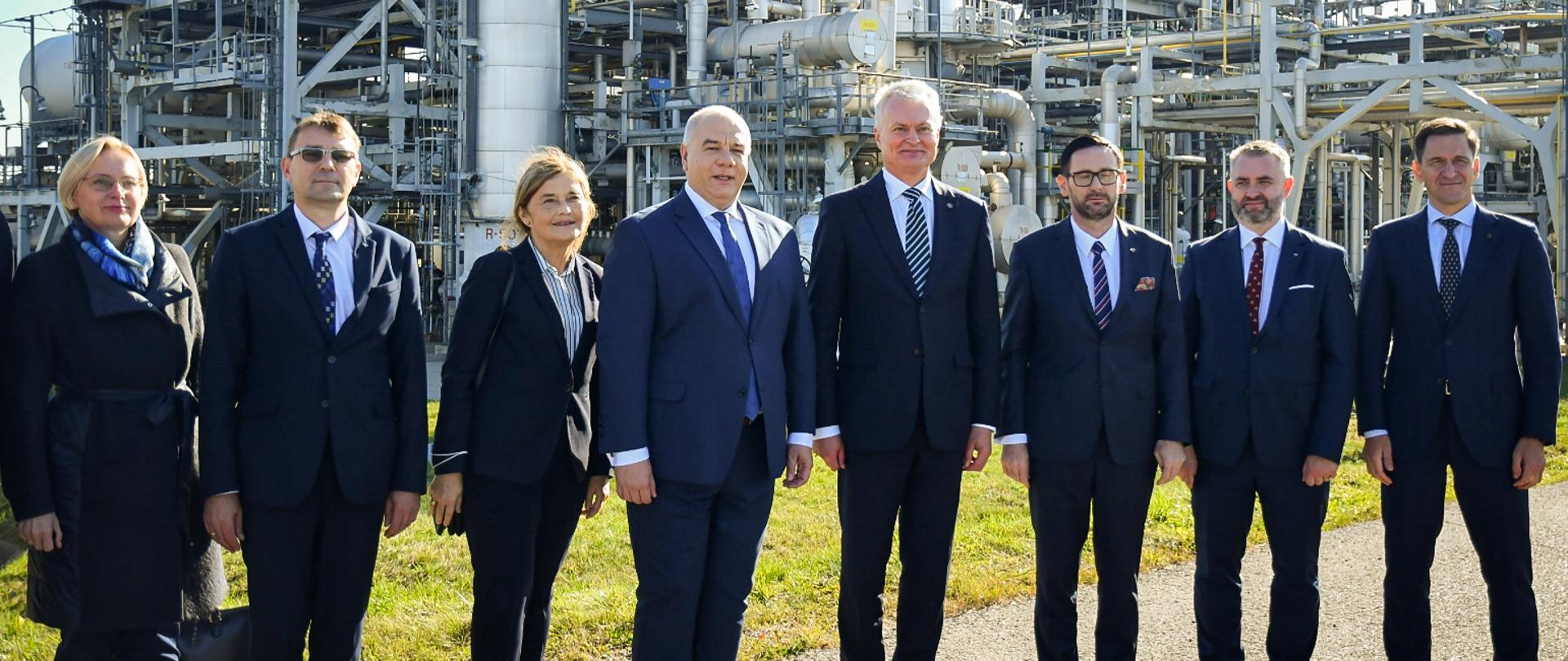 Wicepremier Jacek Sasin, prezydent Litwy Gitanas Nausėda, prezes PKN Orlen Daniel Obajtek oraz przedstawiciele strony polskiej i litewskiej