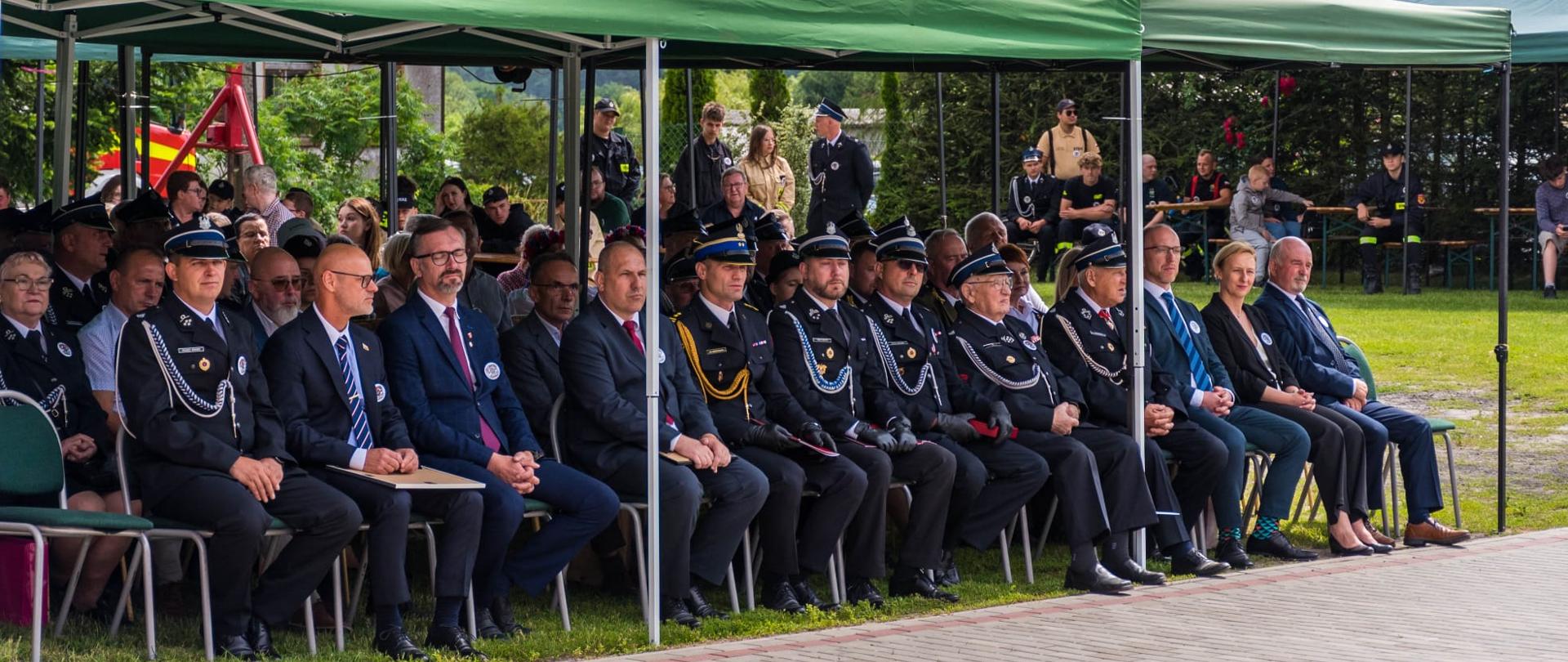 Na zdjęciu widać strażaków w trakcie obchodów 80 lecia OSP Stare. 
