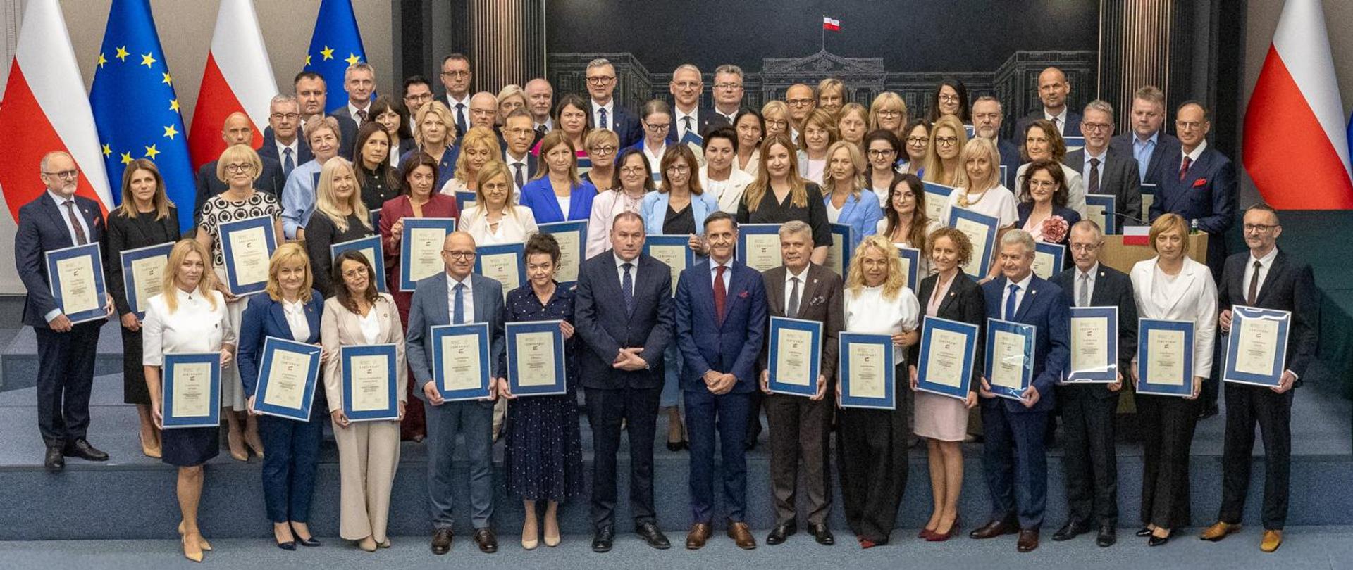 Grupowe zdjęcie laureatów plebiscytu oraz przedstawicieli kierownictwa.