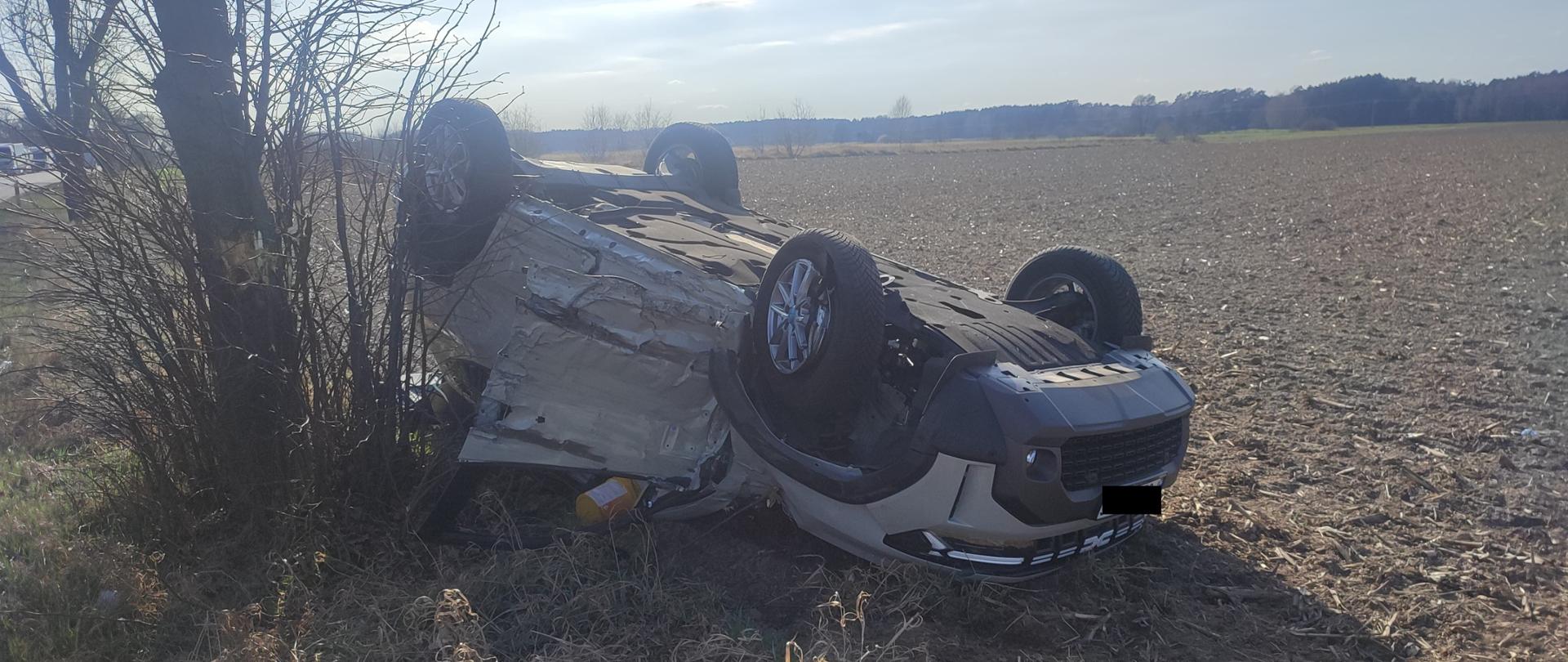 Zdjęcie przedstawia pojazd osobowy po wypadku drogowym. 