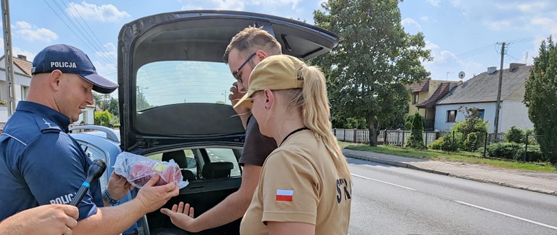 Zdjęcie przedstawia funkcjonariuszy podczas kontroli kierowców. 