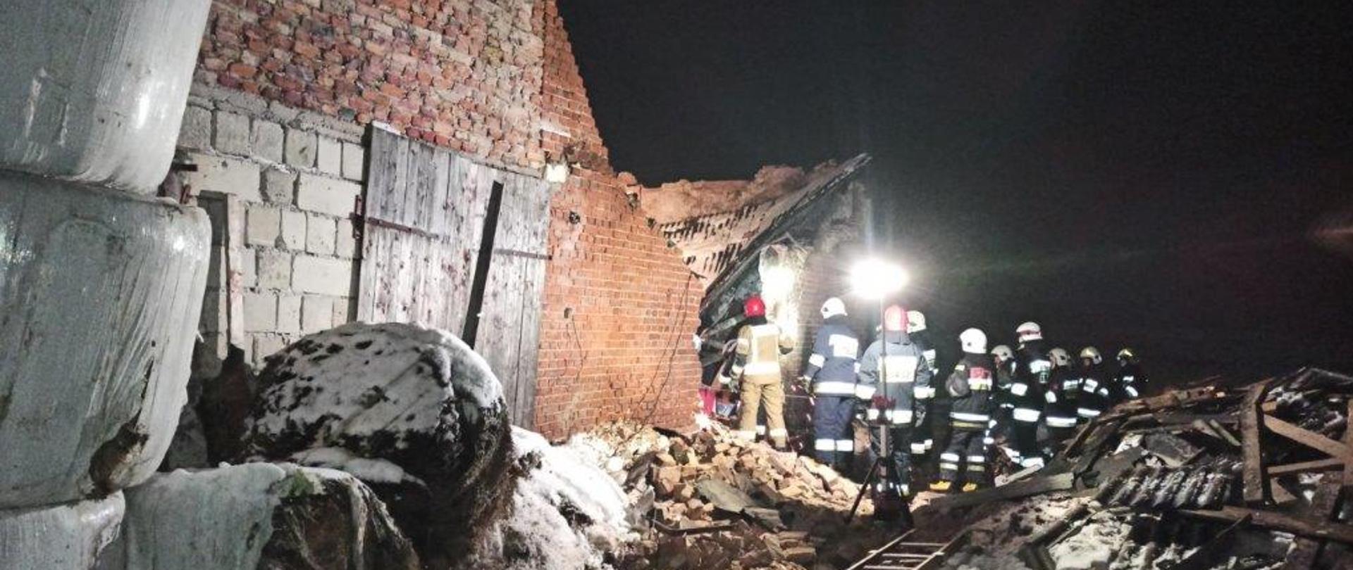 Zdjęcie przedstawia strażaków PSP i OSP w trakcie działań przy zawalonym dachu 