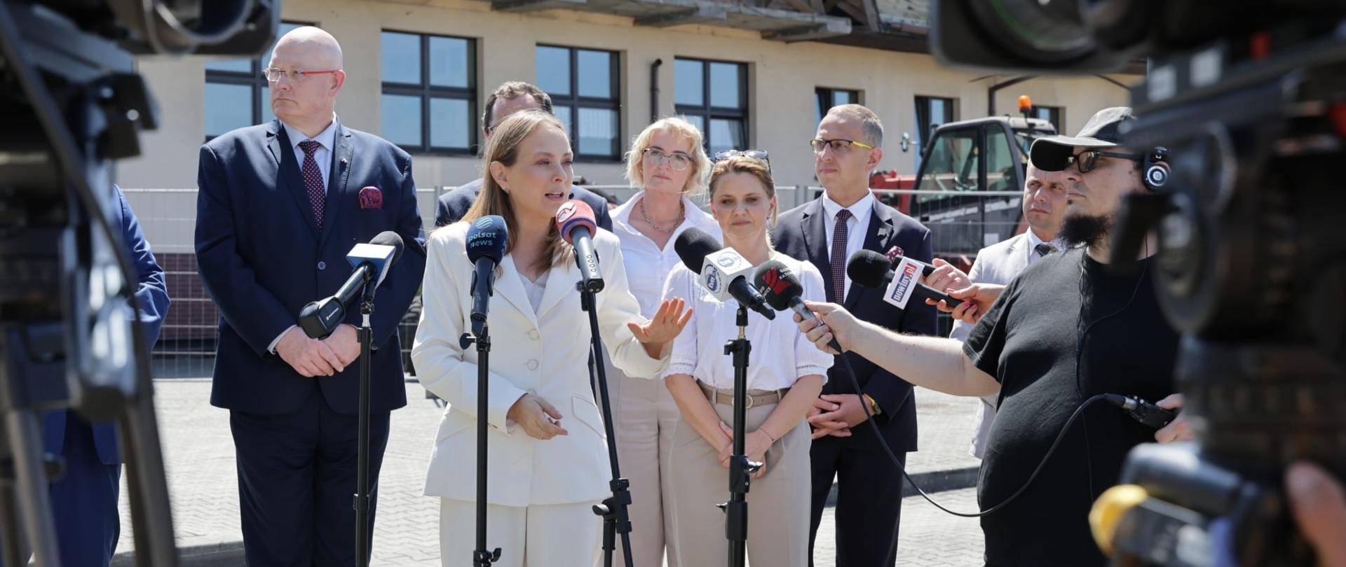 Na zdjęciu minister Katarzyna Pełczyńska-Nałęcz podczas briefingu w Zwonowicach odpowiada na pytania dziennikarzy