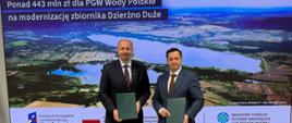 28 lipca 2026 r. w Warszawie Wody Polskie podpisały z Narodowym Funduszem Ochrony Środowiska i Gospodarki Wodnej umowę o dofinansowanie projektu pn. „Przebudowa i modernizacja skarp i urządzeń zbiornika wodnego Dzierżno Duże, stanowiącego ochronę przeciwpowodziową doliny Kłodnicy”. Umowę podpisali Mateusz Balcerowicz, prezes Wód Polskich oraz Robert Gajda, zastępca prezesa zarządu NFOŚiGW.
