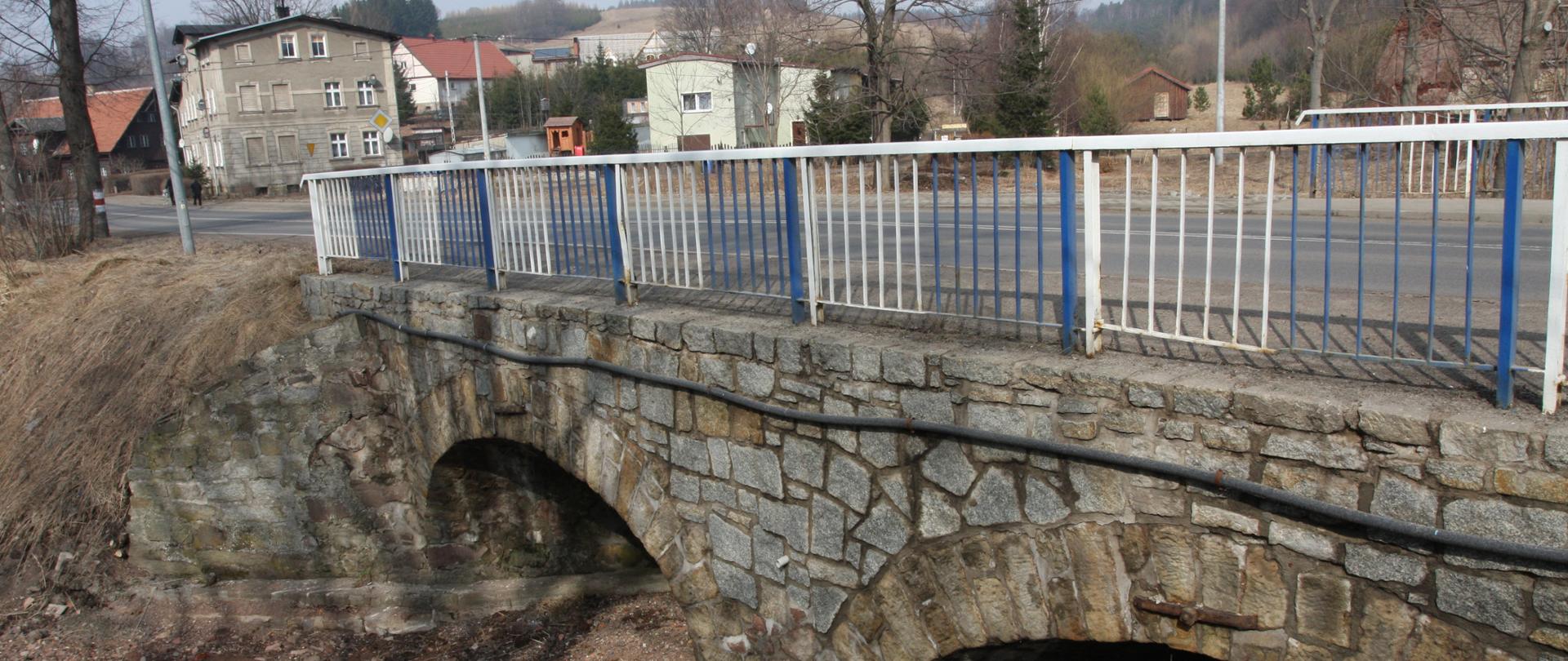 na zdjęciu widoczny most, w tle budynki