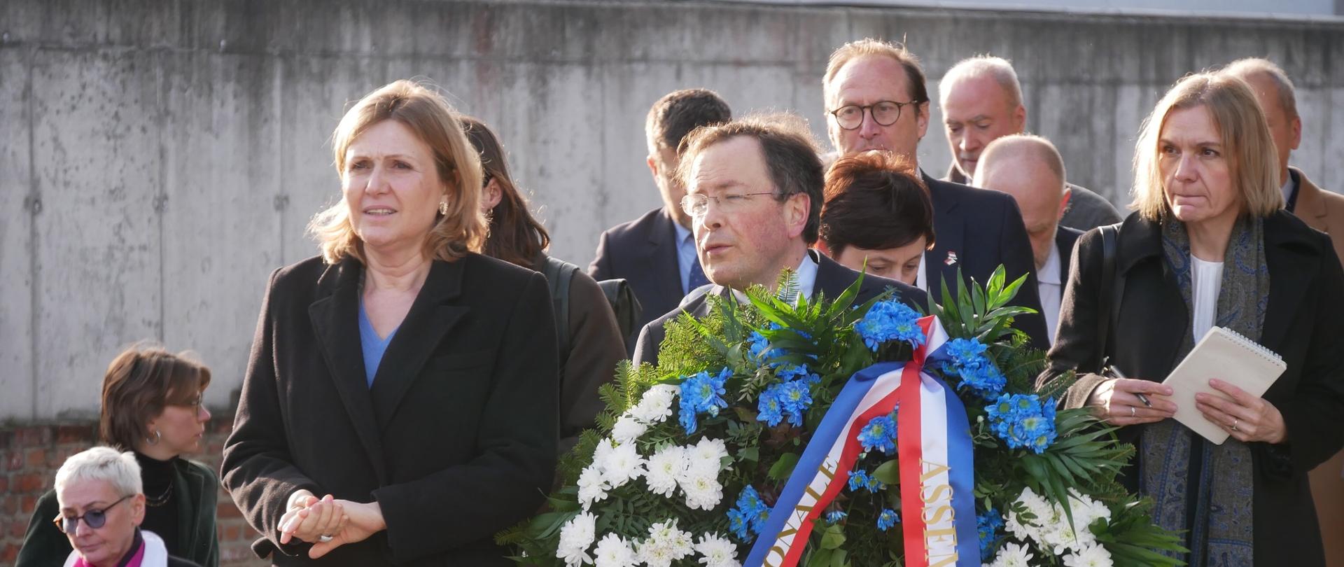 Przewodnicząca Zgromadzenia Narodowego Francji Yaël Braun-Pivet wraz z delegacją składa kwiaty na Stacji Radegast w Łodzi.