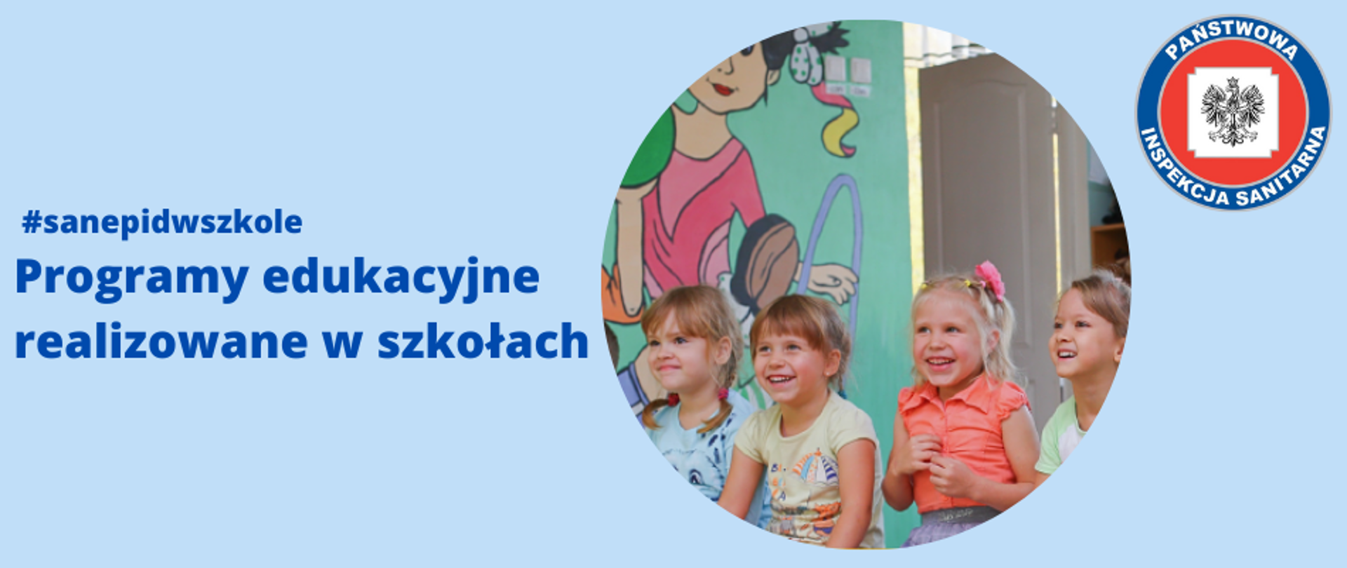 Zdjęcie przedstawia tytuł: "#sanepidwszkole – Programy edukacyjne realizowane w szkołach - LOGO". W okrągłym zdjęciu dzieci cieszą się siedząc na ławce w przedszkolu. W tle logo Państwowej Inspekcji Sanitarnej