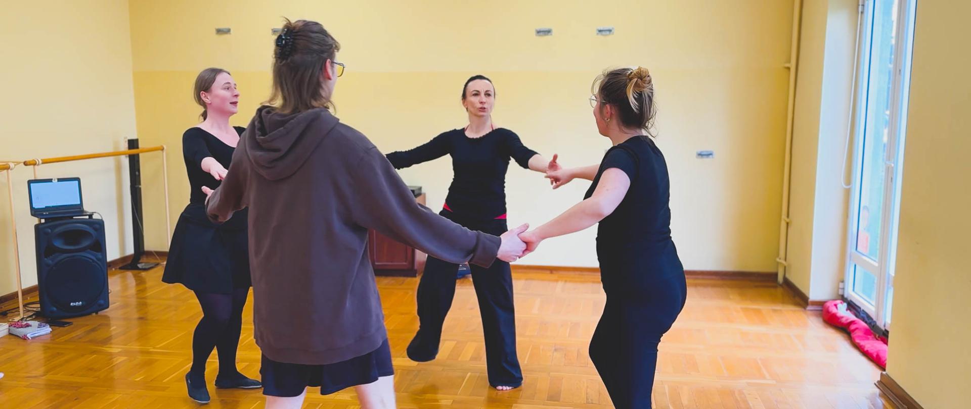 Słuchacze Studium Animatorów Kultury w Kaliszu podczas zajęć z tańca ludowego