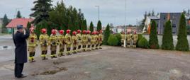 zmiana służbowa wraz z zastępcą komendanta i pocztem flagowym stoją na placu podczas uroczystej zbiórki z okazji Obchodów Narodowego Święta Niepodległości 11 Listopada