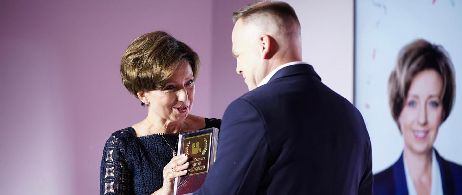 Min_M_Maląg_odbiera_Złotą_Kamerę_telewizji_wPolscepl