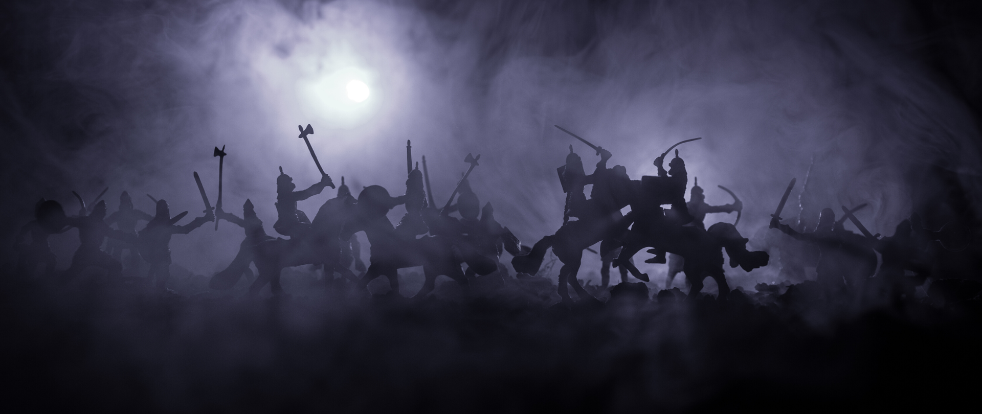 Sylwetki rycerzy podczas bitwy