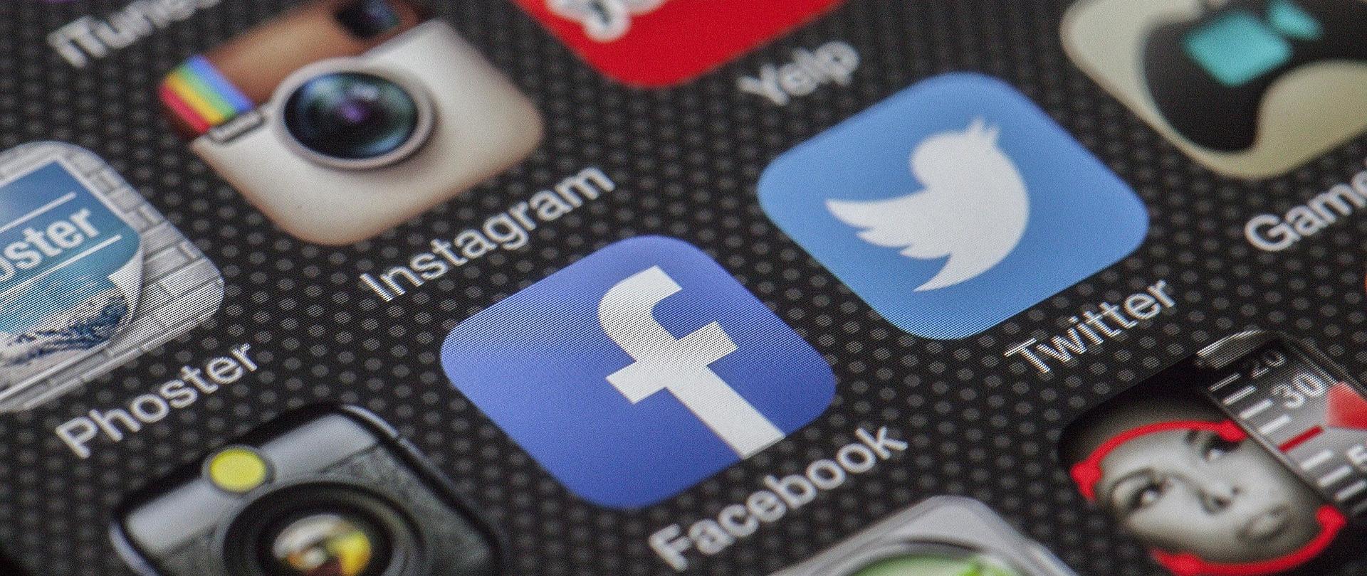 Zdjęcie przedstawia ekran telefonu komórkowego z popularnymi aplikacjami.