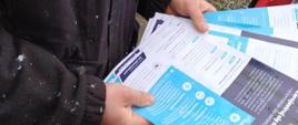 Stażacy kolportują ulotki z informacja o szczepieniach