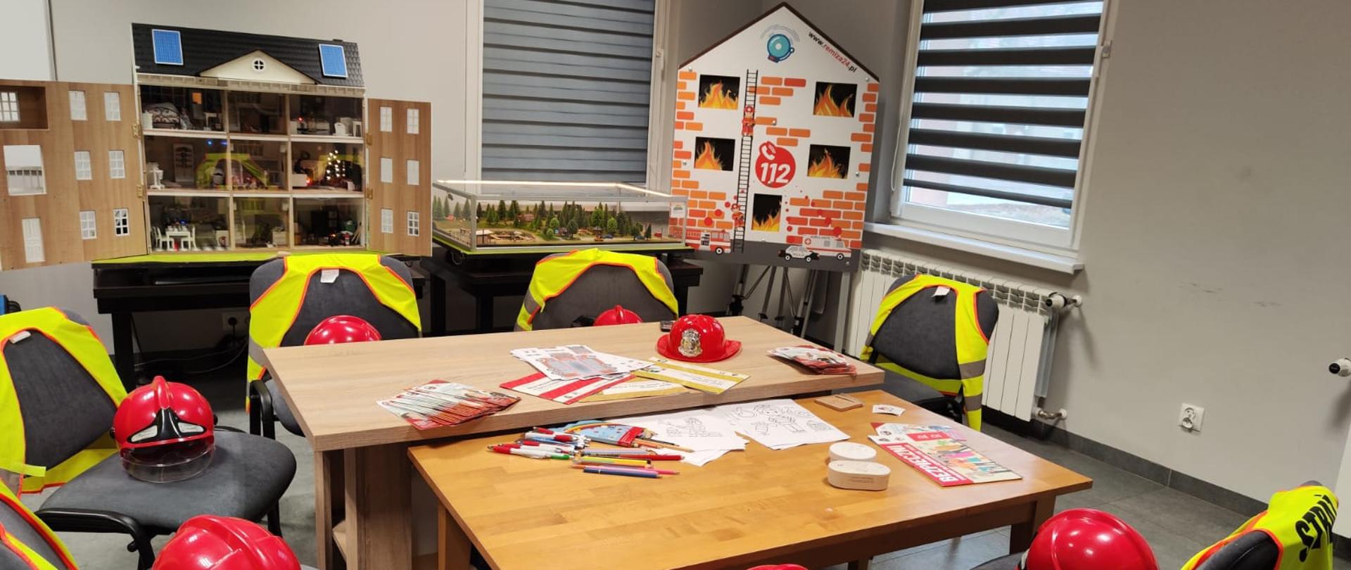 „Otwarta strażnica” w kościańskiej komendzie. Strażacy i Goście podczas akcji „Otwarta strażnica” w siedzibie kościańskiej komendy. Goście zwiedzają strażnicę, oglądają pojazdy, sprzęt i umundurowanie. Osoby biorą udział w pokazach sprzętu, ćwiczeniach z zakresu pierwszej pomocy. 