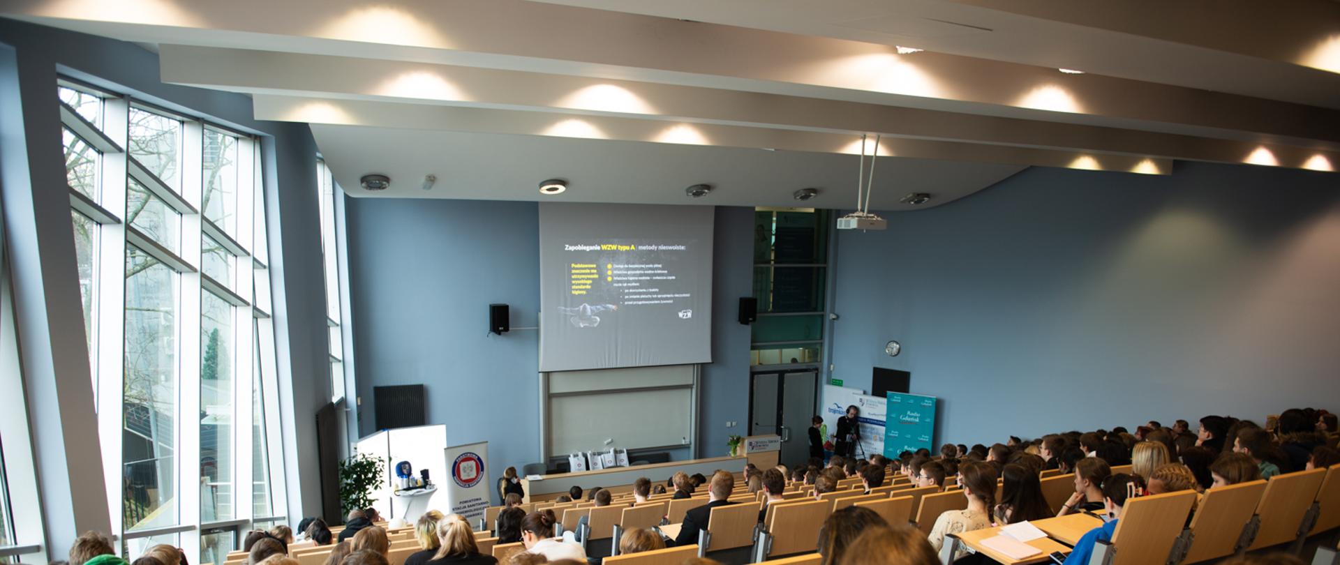 Zbiorowe zdjęcie uczestników warsztatów prozdrowotnych w ramach programów edukacyjnych pt.: Znamię! Znam je? oraz Podstępne WZW zorganizowanych w Wyższej Szkole Zdrowia w Gdańsku