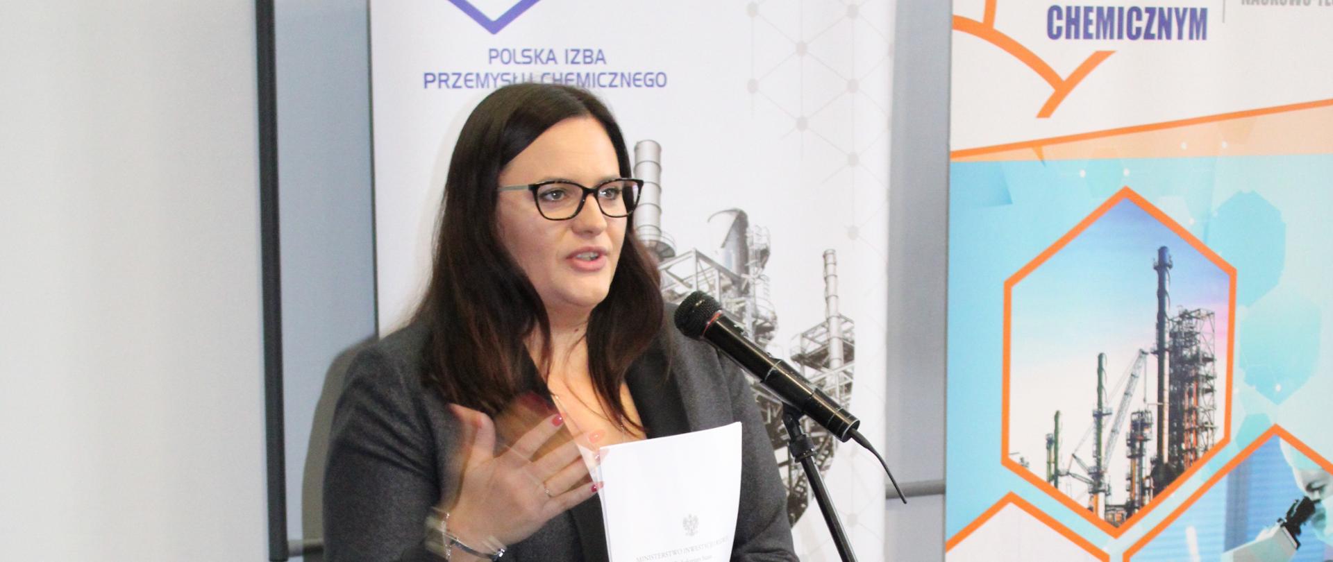 wiceminister Małgorzata Jarosińska-Jedynak mówi do mikrofonu, za nią napis Innowacje w przemyśle chemicznym
