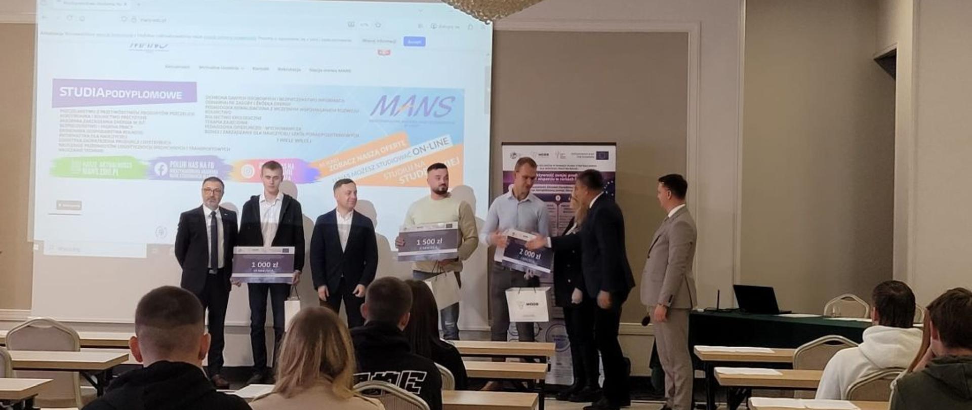 Laureaci stoją z otrzymanymi nagrodami