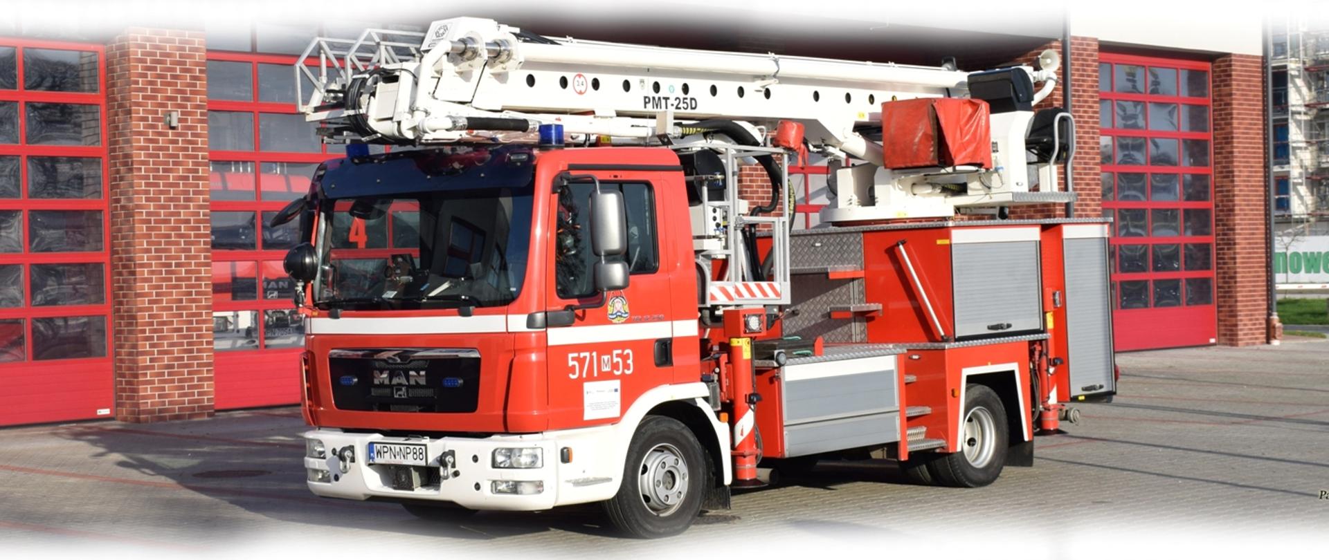 samochód pożarniczy, czerwony, podnośnik, drabina, ustawiony przed garażem, KP PSP Płońsk, 2020 r.
