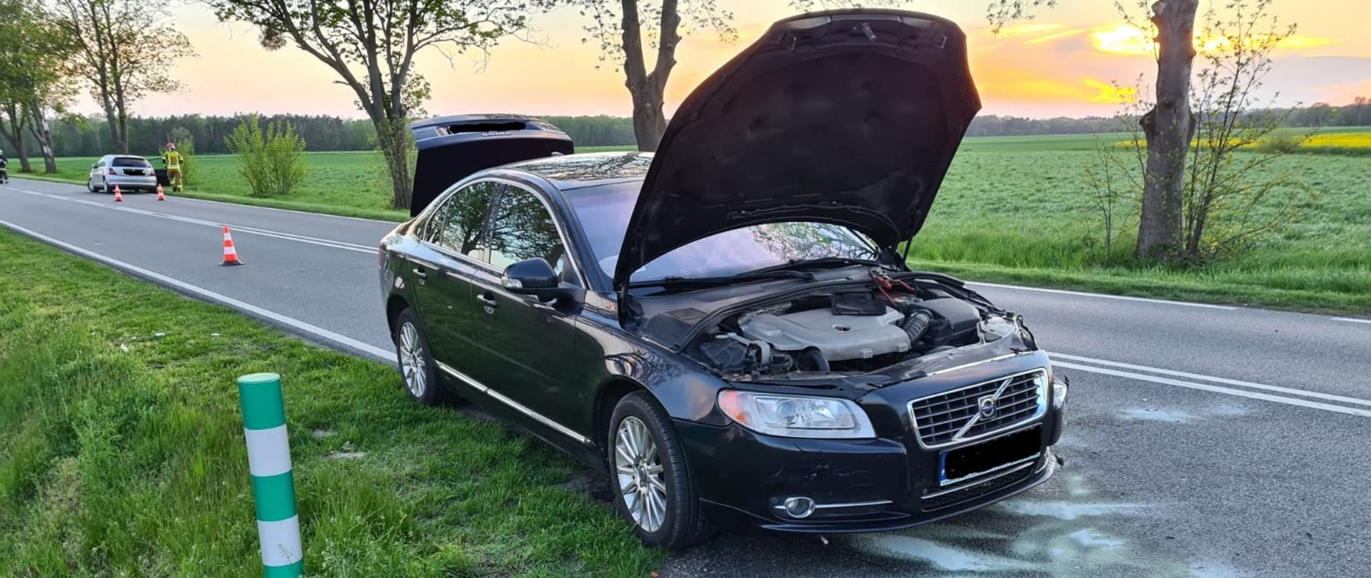 Na zdjęciu widzimy uszkodzony samochód osobowy