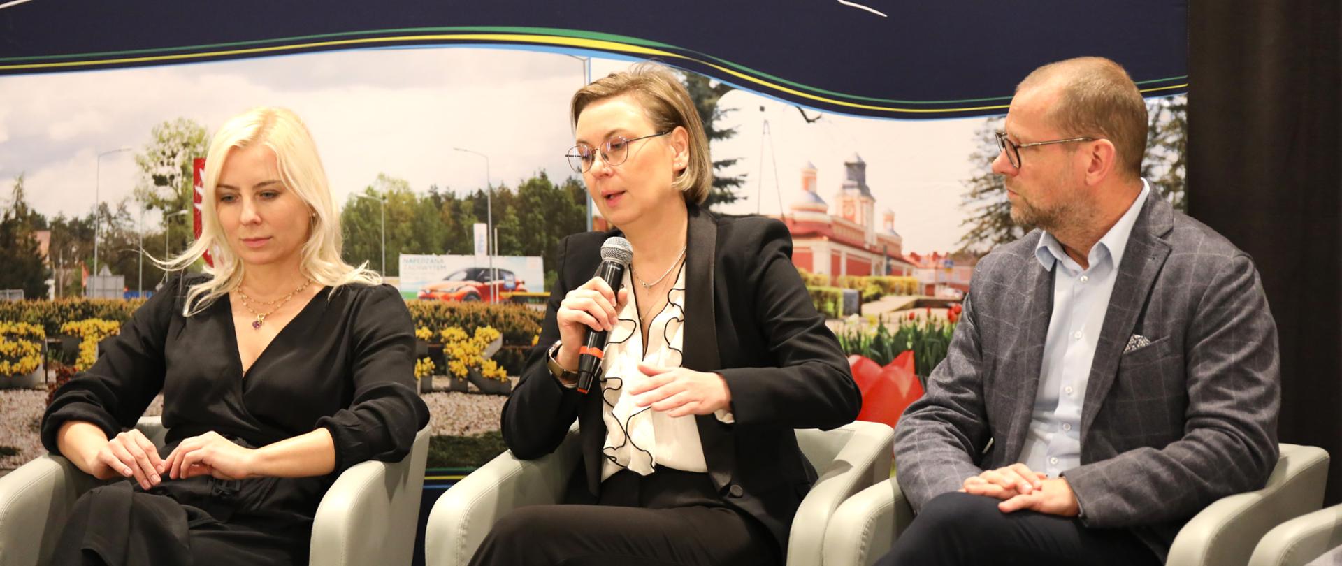 Na zdjęciu widać kobiety i mężczyznę