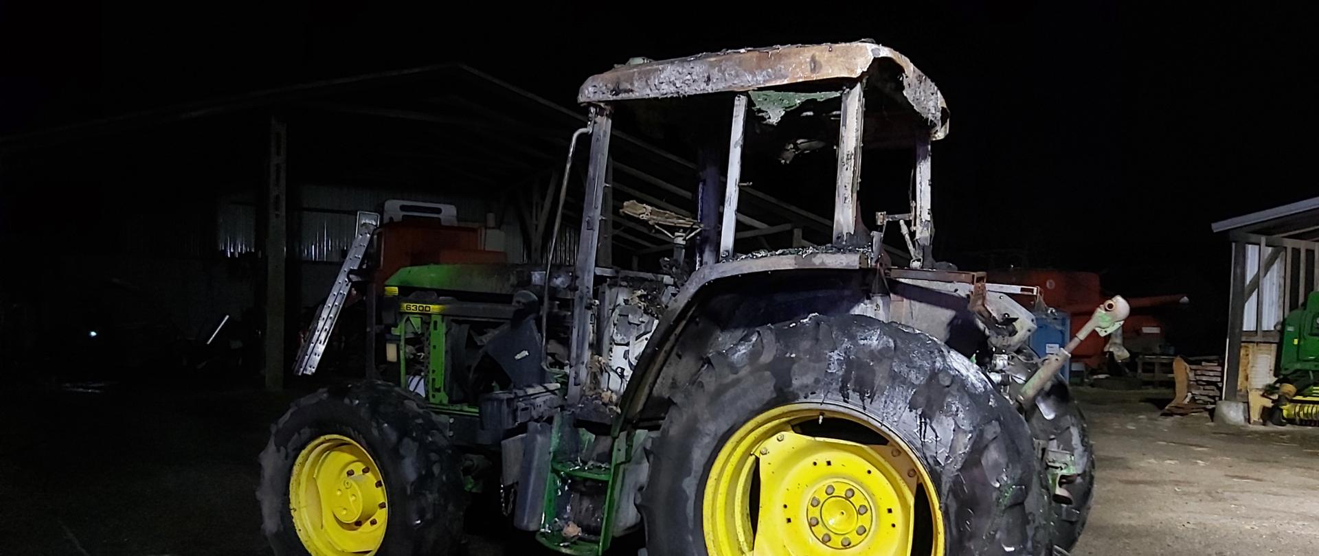 Zdjęcie przedstawia spalony ciągnik.