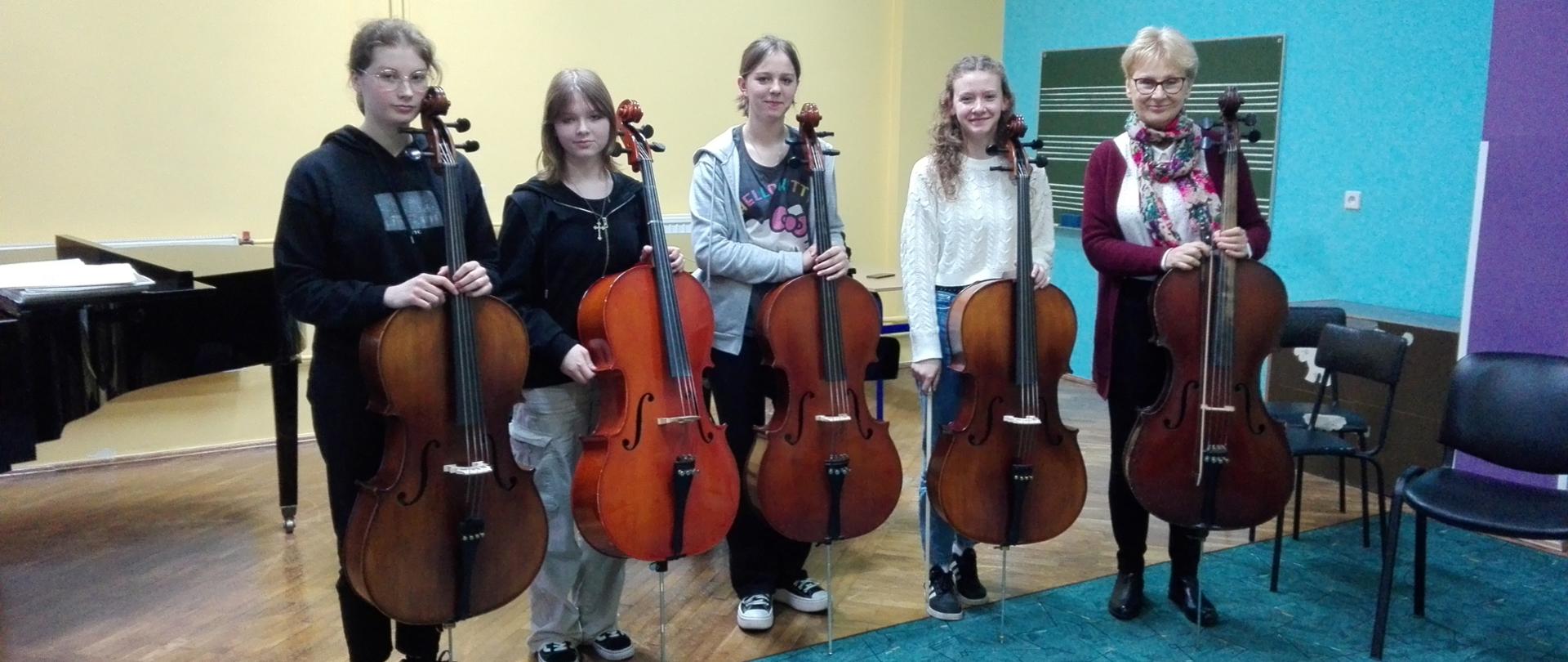 Zdjęcie przedstawiające warsztaty wiolonczelowe prowadzone przez prof. dr hab. Lidię Grzankę-Urbaniak w sali nr 12 w dniu 25.04.2023 r.