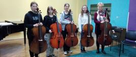 Zdjęcie przedstawiające warsztaty wiolonczelowe prowadzone przez prof. dr hab. Lidię Grzankę-Urbaniak w sali nr 12 w dniu 25.04.2023 r.